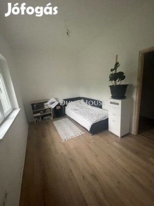 Pécsi 101 nm-es lakás eladó