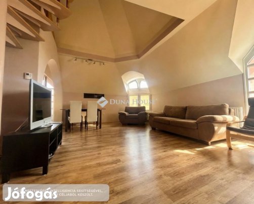 Pécsi 102 nm-es lakás eladó