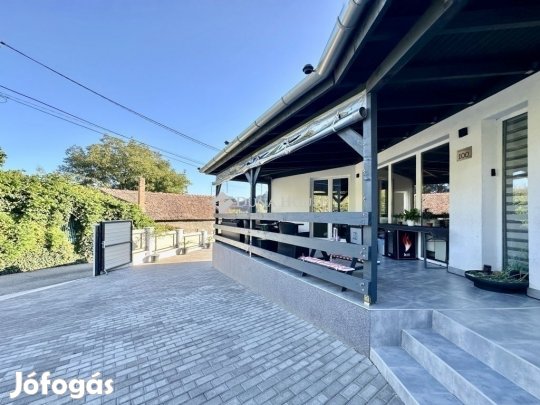 Pécsi 103 nm-es ház eladó