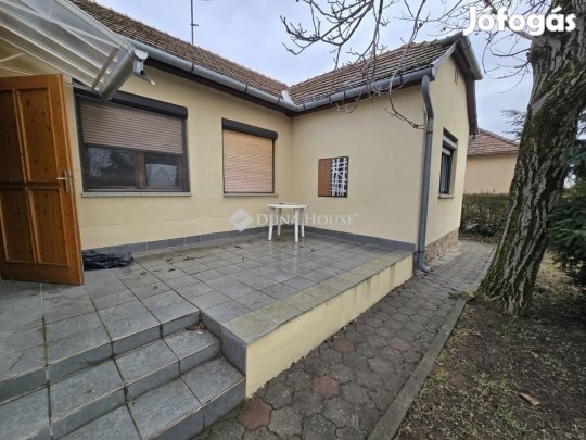 Pécsi 104 nm-es ház eladó