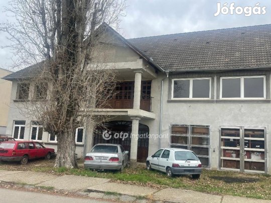 Pécsi 1055 nm-es ház eladó