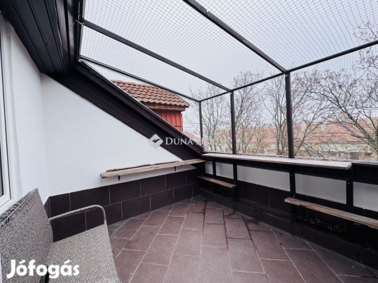 Pécsi 106 nm-es lakás eladó