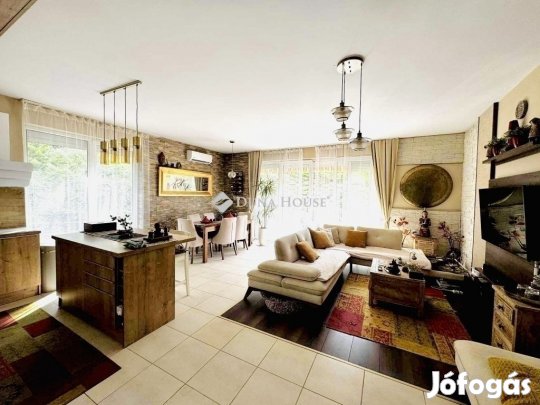 Pécsi 110 nm-es lakás eladó