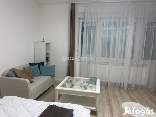 Pécsi 122 nm-es lakás eladó