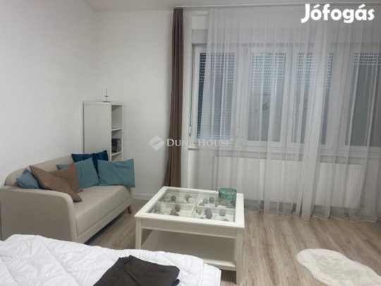 Pécsi 122 nm-es lakás eladó