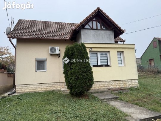 Pécsi 127 nm-es ház eladó