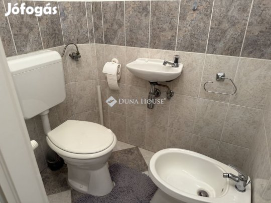 Pécsi 135 nm-es ház eladó