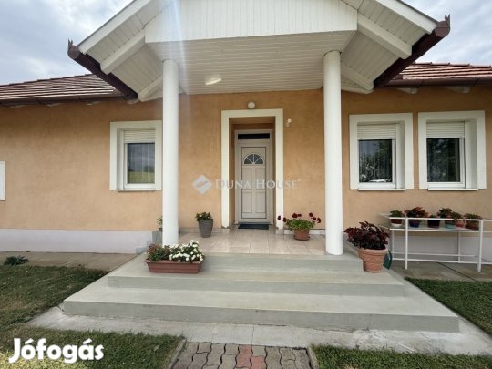 Pécsi 135 nm-es ház eladó