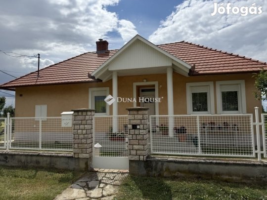 Pécsi 135 nm-es ház eladó