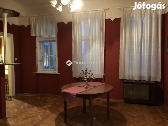 Pécsi 138 nm-es lakás eladó