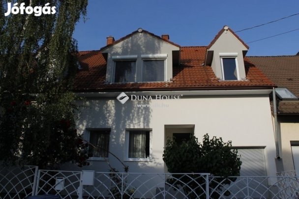 Pécsi 140 nm-es ház eladó