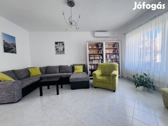 Pécsi 151 nm-es ház eladó