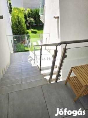 Pécsi 152 nm-es lakás eladó