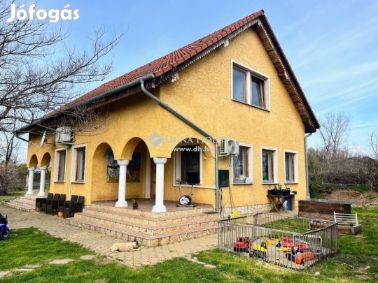 Pécsi 164 nm-es ház eladó