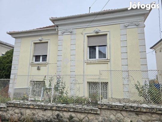 Pécsi 190 nm-es ház eladó
