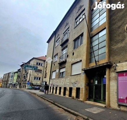 Pécsi 21 nm-es lakás eladó