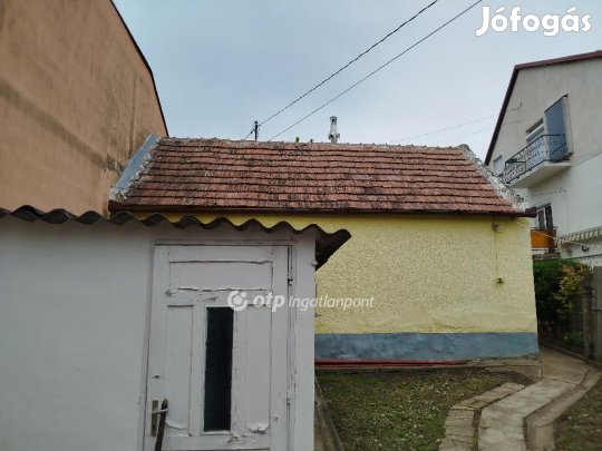 Pécsi 28 nm-es ház eladó