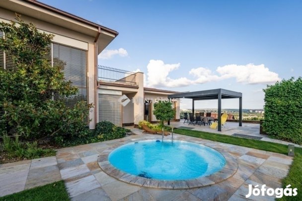 Pécsi 300 nm-es ház eladó