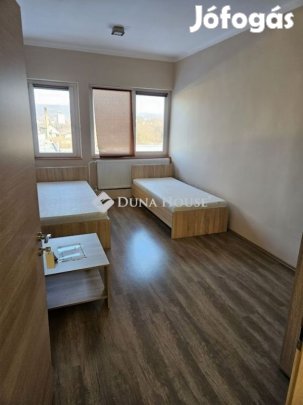 Pécsi 30 nm-es c irodaépület kiadó