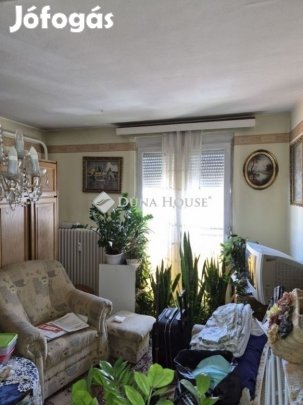 Pécsi 46 nm-es lakás eladó