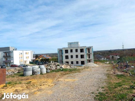 Pécsi 48 nm-es lakás eladó