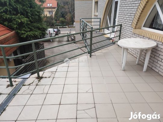 Pécsi 48 nm-es lakás kiadó