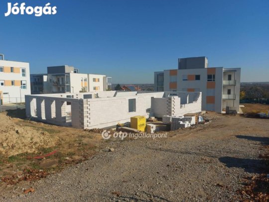 Pécsi 49 nm-es lakás eladó