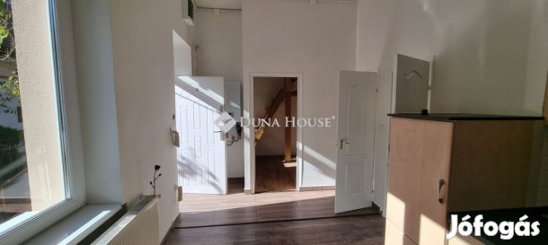 Pécsi 49 nm-es lakás eladó