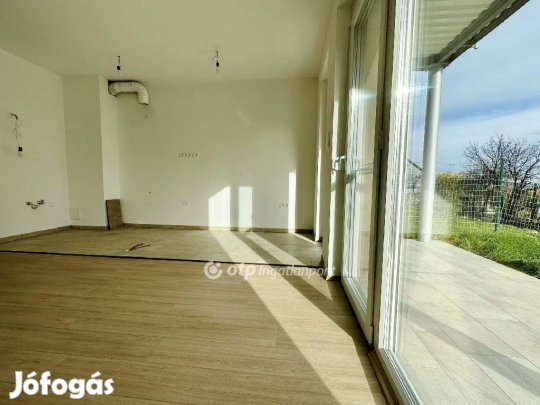Pécsi 49 nm-es lakás eladó