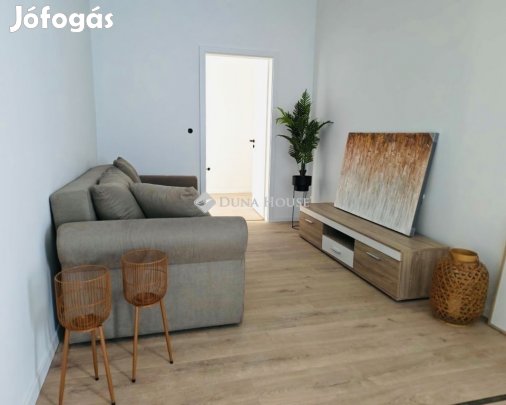 Pécsi 52 nm-es lakás eladó
