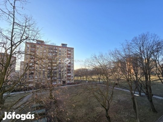 Pécsi 52 nm-es lakás eladó