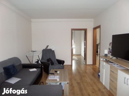 Pécsi 52 nm-es lakás eladó