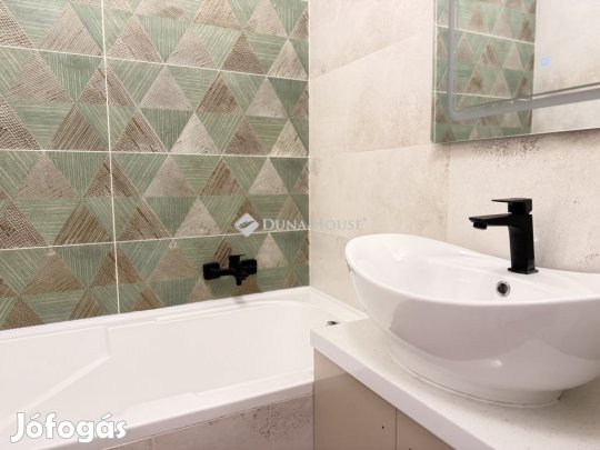 Pécsi 52 nm-es lakás eladó