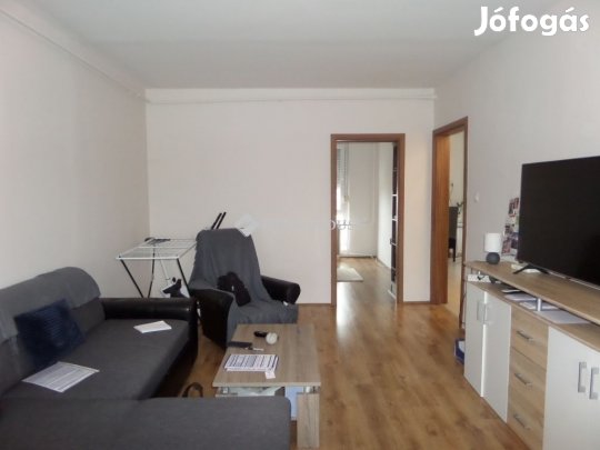Pécsi 52 nm-es lakás eladó
