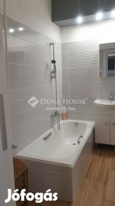 Pécsi 55 nm-es lakás eladó