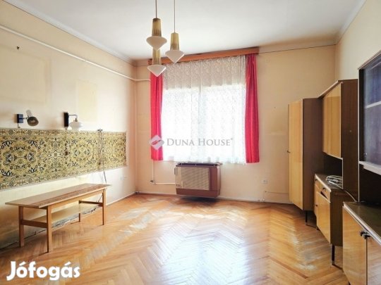 Pécsi 55 nm-es lakás eladó