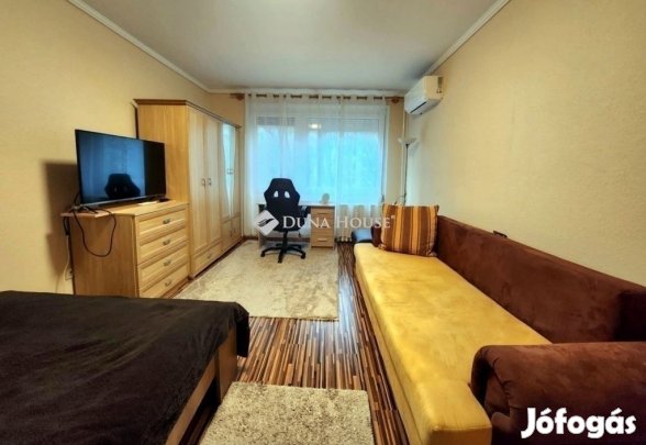 Pécsi 57 nm-es lakás eladó