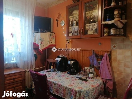 Pécsi 59 nm-es lakás eladó