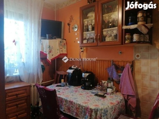 Pécsi 59 nm-es lakás eladó