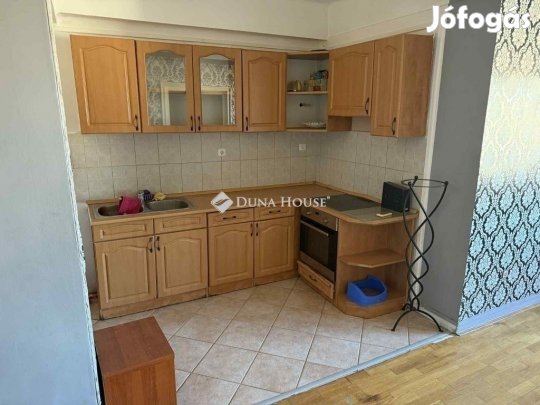 Pécsi 60 nm-es lakás eladó