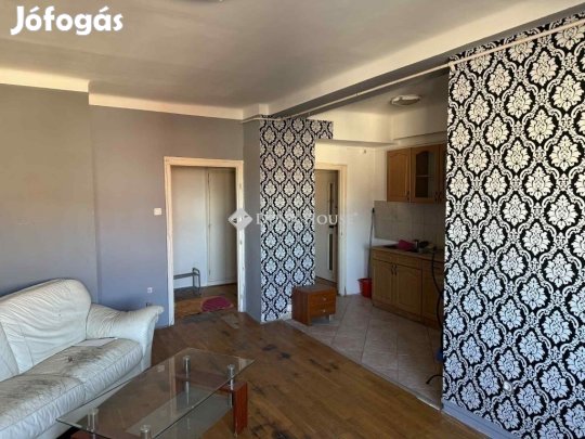 Pécsi 60 nm-es lakás eladó