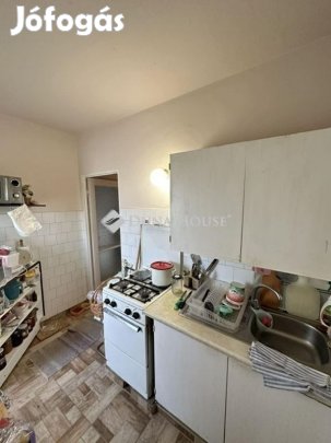 Pécsi 63 nm-es lakás eladó