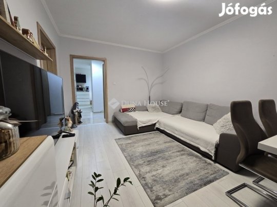 Pécsi 63 nm-es lakás eladó