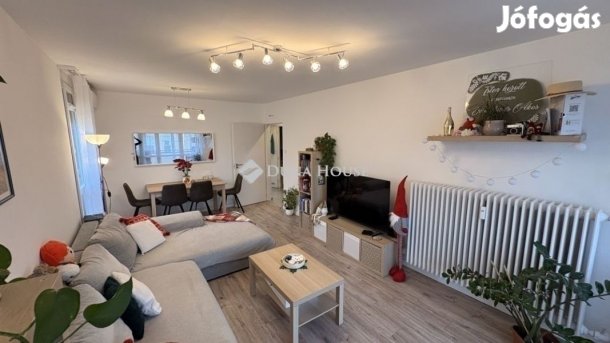 Pécsi 64 nm-es lakás eladó