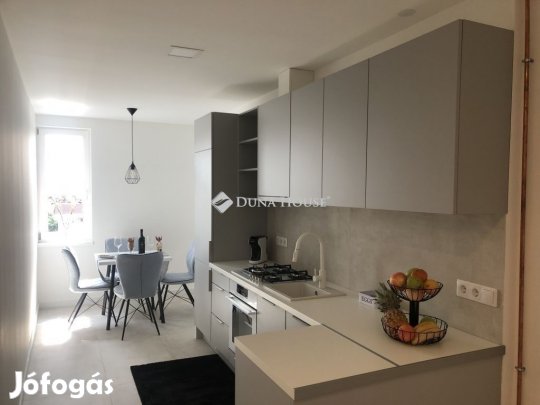 Pécsi 66 nm-es lakás eladó