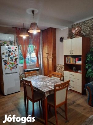 Pécsi 68 nm-es lakás eladó