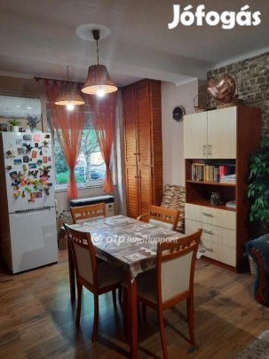 Pécsi 68 nm-es lakás eladó