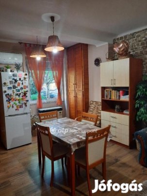 Pécsi 68 nm-es lakás eladó