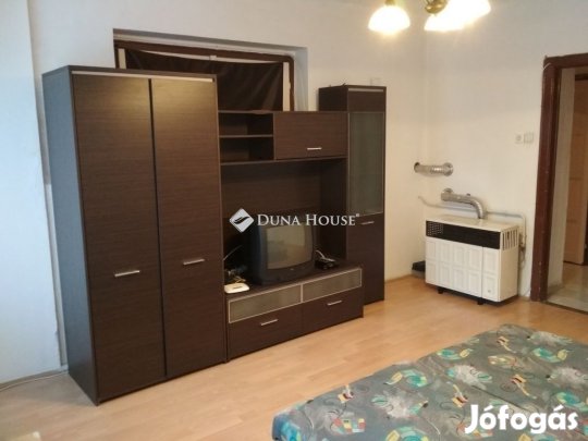 Pécsi 68 nm-es lakás eladó