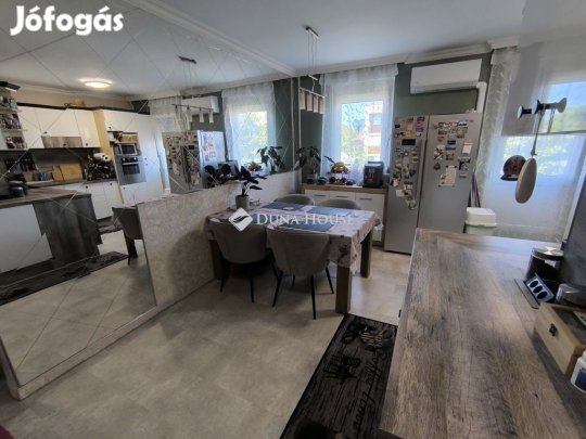 Pécsi 74 nm-es lakás eladó